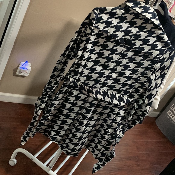 Vertigo Houndstooth Trench Coat - Picture 7 of 7